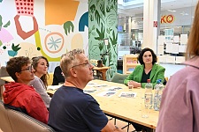 Senatorin Kathrin Moosdorf (rechts) informiert sich im Klimaladen im Einkaufszentrum Berliner Freiheit über die Angebote des Klimaladens. Foto: Umweltressort