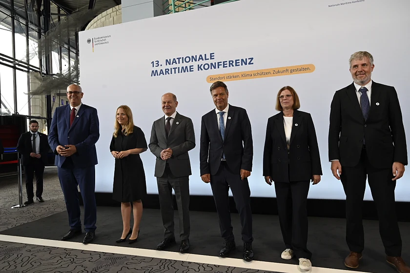 Bei der Eröffnung der Nationalen Maritimen Konferenz im Congress Centrum Bremen (von links): Bürgermeister Andreas Bovenschulte, Daniela Kluckert (Parlamentarische Staatssekretärin beim Bundesminister für Digitales und Verkehr), Bundeskanzler Olaf Scholz, Bundeswirtschaftsminister Robert Habeck, Kristina Vogt (Senatorin für Wirtschaft, Häfen und Transformation), Dieter Janecek (Koordinator der Bundesregierung für Maritime Wirtschaft). Foto: Senatspressestelle