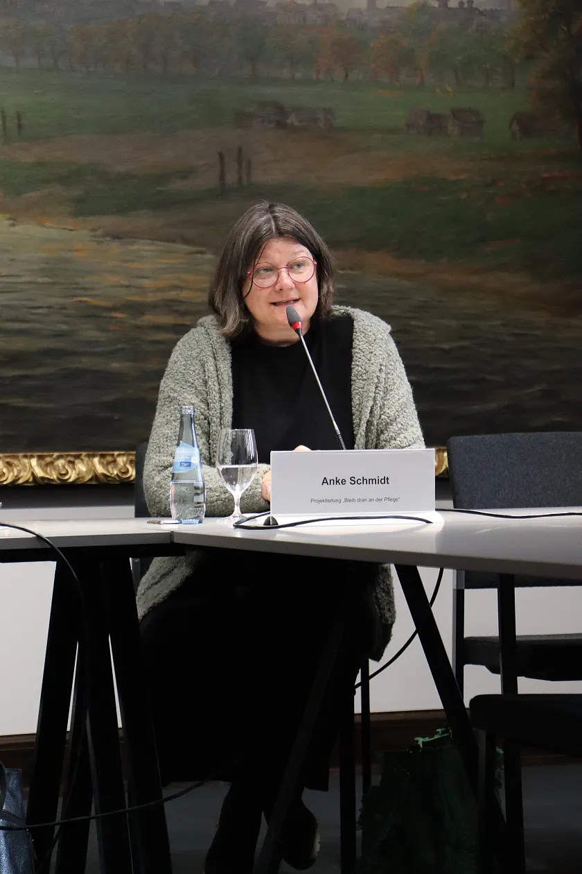 Projektleiterin Anke Schmidt begleitet Auszubildende bei der Problemlösung und bietet auch Lehrkräften und Praxisanleiterinnen und Praxisanleiter vor Ort konkrete Hilfe an. Foto: SGFV