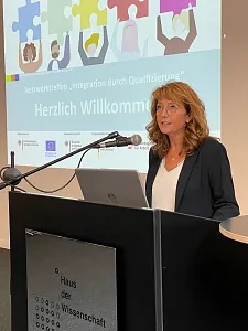 Staatsrätin Karin Treu bei der Begrüßung der Profis für die Beratung zur Anerkennung ausländischer Berufsabschlüsse. Foto: SASJI