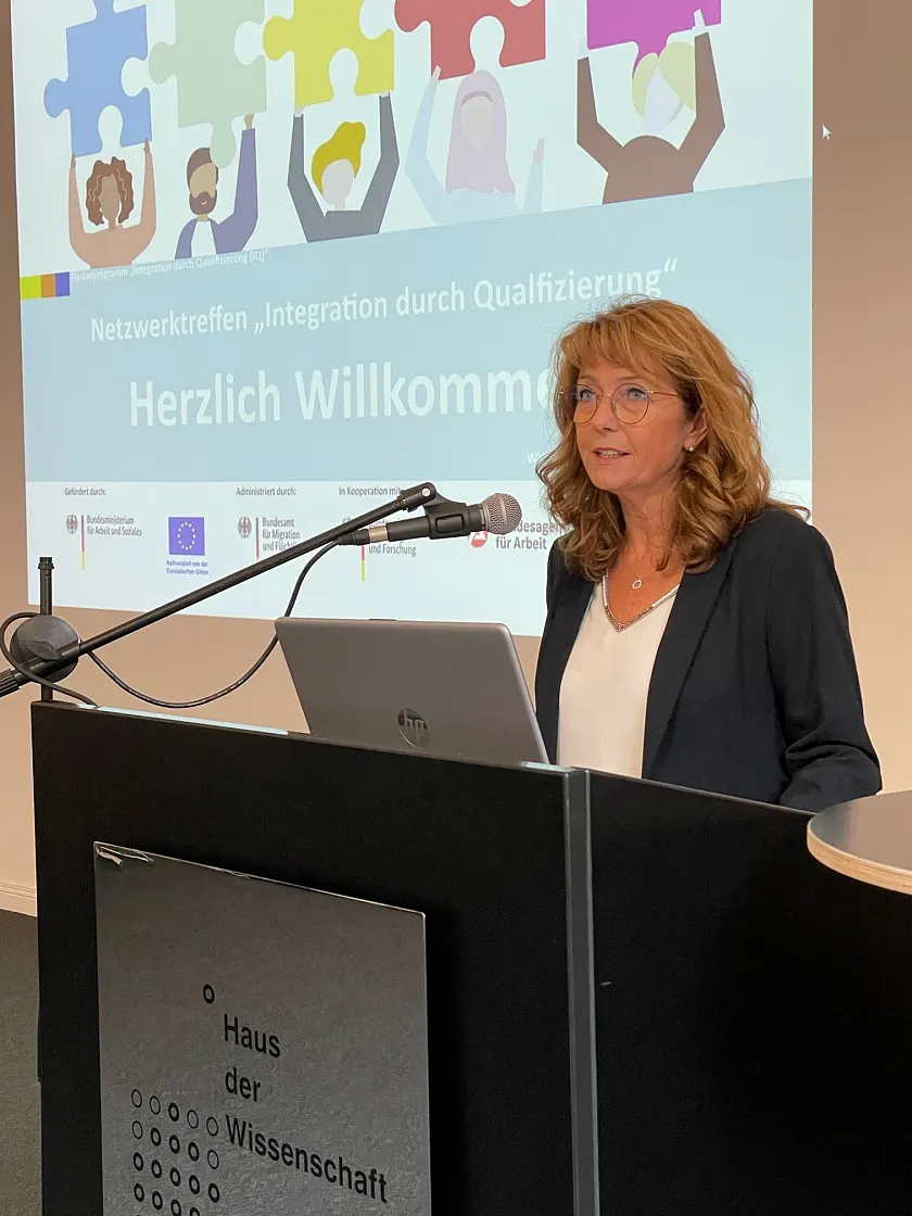 Staatsrätin Karin Treu bei der Begrüßung der Profis für die Beratung zur Anerkennung ausländischer Berufsabschlüsse. Foto: SASJI