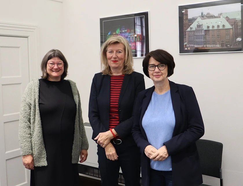 Gesundheitssenatorin Claudia Bernhard, Elke Heyduck, Geschäftsführerin der Arbeitnehmerkammer Bremen, und Projektleiterin Anke Schmidt stellten heute das neue gemeinsame Beratungsangebot Pflegeausbildung – bleib dran für Auszubildende an Pflegeschulen im Land Bremen vor. Foto: Gesundheitrsessort