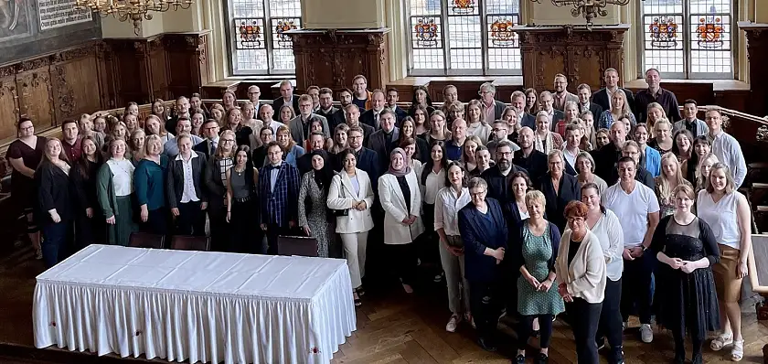 Vor dem Start in das Berufsleben: Die neuen Nachwuchskräfte nach ihrer Vereidigung in der Oberen Rathaushalle. Foto: Finanzressort