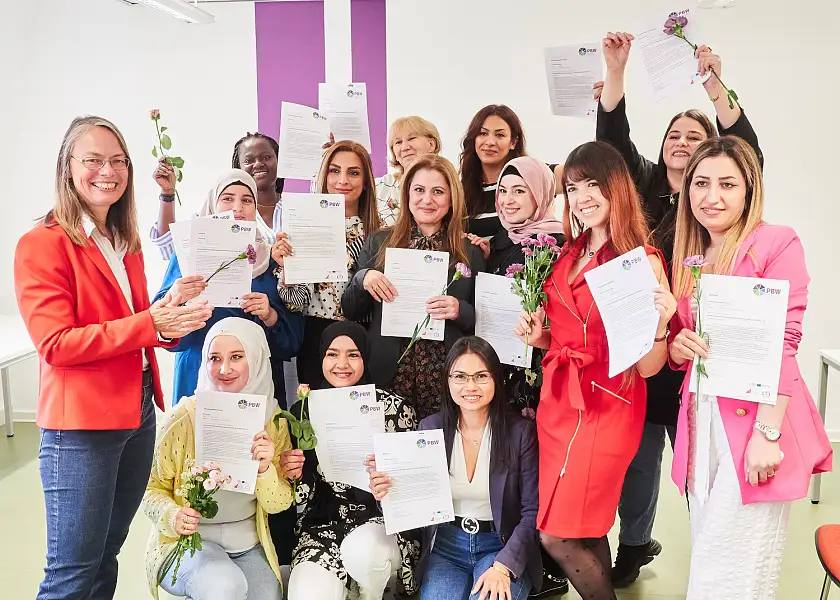 Die Senatorin für Kinder und Bildung, Sascha Karolin Aulepp, mit Teilnehmerinnen des Qualifikationsformats der Kindertagespflegeoffensive. Foto: Michael Schnelle / Bildungsressort