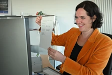 Senatorin Kathrin Moosdorf mit der unterzeichneten Absichtserklärung. Foto: Wissenschaftsressort