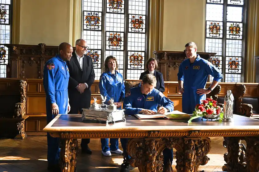 Eintrag in das Goldene Buch (von links): Victor Glover, Bürgermeister Andreas Bovenschulte, Christina Hammock Koch, Reid Wiseman, Wirtschaftssenatorin Kristina Vogt und Jeremy Hansen. Foto: Senatspressestelle