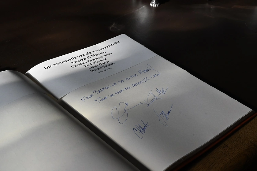 Dank der Crew an Bremen: From Bremen we go to the Moon! Foto: Senatspressestelle