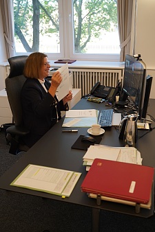 Kristina Vogt mit der unterzeichneten Absichtserklärung. Foto: Wirtschaftsressort