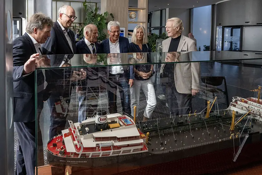 Hotelmanager Frank Bauchwitz, Bürgermeister Andreas Bovenschulte, Vereinsvorsitzender Herbert Kienke, Altbürgermeister Jens Böhrnsen und Ehepartnerin Birgit Rüst sowie Innenarchitekt Bernd Elfers (v.l.) freuen sich über die gelungene Einrichtung der AG Weser-Ecke in der Hotellobby, die u.a. mit Exponaten aus dem Bremer Focke Museum realisiert werden konnte. Foto: Michael Ihle