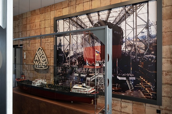 Ein Ausschnitt: Rund drei Meter groß sind das Schiffsmodell aus dem Focke Museum und die historische Fotografie eines riesigen Öltankers, der auf der AG Weser in den 1970-er Jahren vom Stapel gelaufen ist. Foto: Michael Ihle