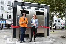 Die Senatorin Kathrin Moosdorf zusammen mit der Vorständin der Bremer Stadtreinigung, Daniela Enslein, vor einer der beiden neuen Toilettenanlagen auf dem Bahnhofsvorplatz. Foto: Umweltressort