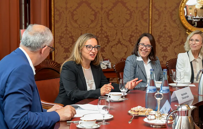 Unter der Leitung der Vorsitzenden des Danziger Stadtrats, Agnieszka Owczarczak (2. v. li.) ist eine Delegation aus Danzig zu Besuch in Bremen und hat Bürgermeister Andreas Bovenschulte (li.) im Rathaus getroffen. Foto: Senatspressestelle
