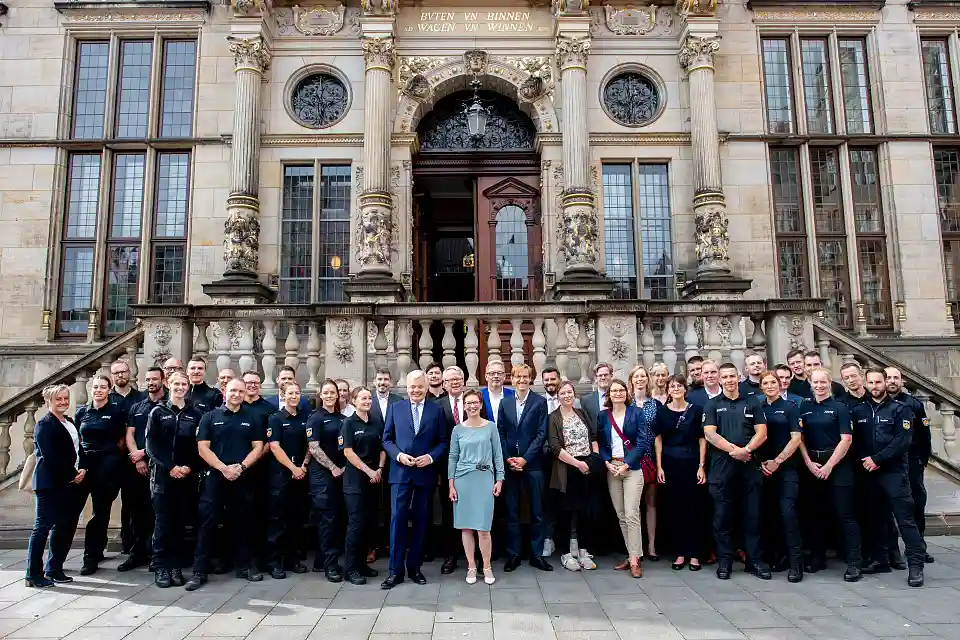 Empfang für neu ernannte Justizvollzugsbeamtinnen und Justizbeamte sowie Richterinnen und Richter mit EU-Kommissar Didier Reynders und Senatorin Claudia Schilling (Mitte vorne). Foto: EU-Kommission | Hauke Dittrich