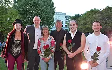 Shakespare (Company) im Garten (von links): Petra-Janina Schultz, Staatsrat Dr. Olaf Joachim, Renate Heitmann, Tim D. Lee, Markus Seuss und Simon Elias. Foto: Landesvertretung Bremen | Daniel Wolff 