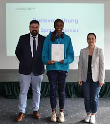 Freude über die großartige Leistung (von links): Michael Remmy (Leiter des Bundeswettbewerb Fremdsprachen), Preisträgerin Leslie Maya, Michaela Barthel (Vorsitzende der Bundesjury des Bundeswettbewerb Fremdsprachen SOLO). Foto: Bildungsressort