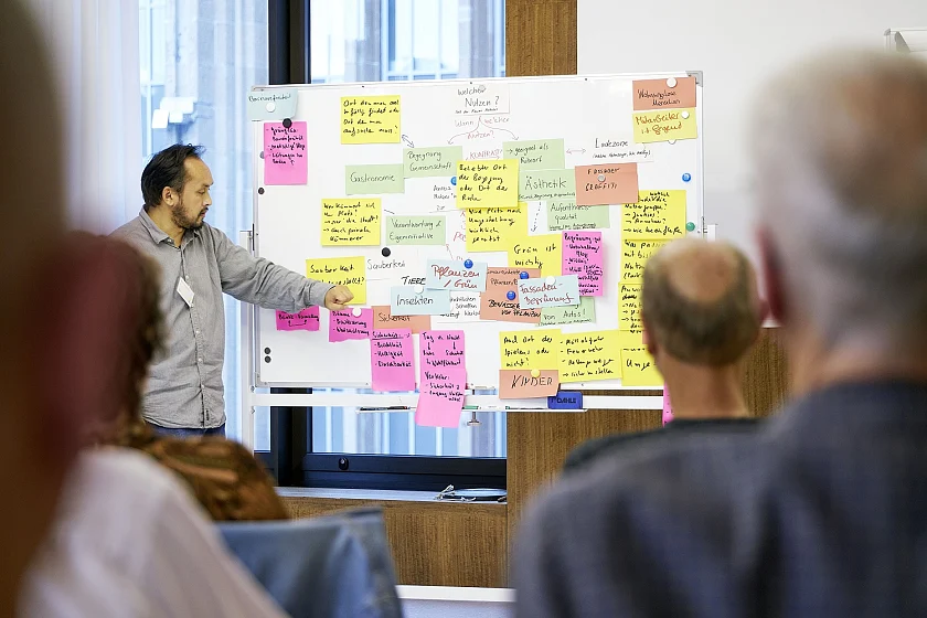 Während der ersten Sitzung des Bürgerinnen- und Bürgerrates zur Entwicklung der Bremer Innenstadt wurden zunächst viele Themen für die weiteren Beratungen gesammelt. Foto: Projektbüro Innenstadt Bremen / Christian Burmester