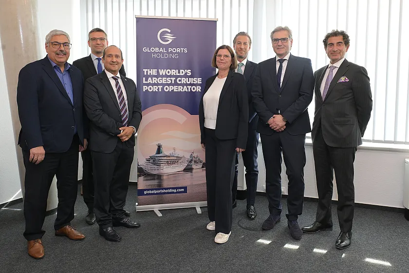 Oberbürgermeister Melf Grantz, Jan Formferra (GPH CFO),  Stephen Xuereb (GPH COO), Senatorin Kristina Vogt sowie  Kerem Seckin (GPH Marketing Director), bremenports Geschäftsführer Robert Howe und Mehmet Ali Deniz (GPH Strategy). Foto: Wirtschaftsressort