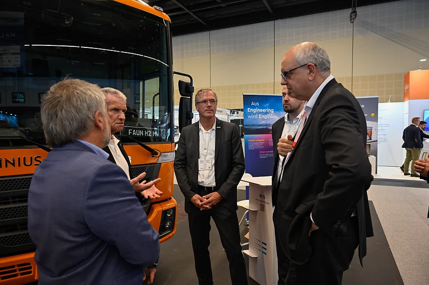Bürgermeister Andreas Bovenschulte (rechts) besucht auf der Hydrogenmesse die Faun/Enginius (von links): Hans-Georg Tschupke (Wirtschaftsressort), Burkard Oppmann (Vorstand Vertrieb Faun); Thorsten Baumeister (Vorstandsvorsitzender Faun), Paul Bruns (Faun). Foto: Senatspressestelle