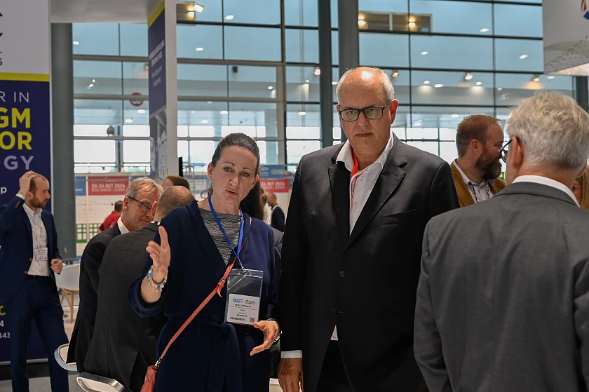 Auf dem Stand der norddeutschen Wasserstoffinitiative HY-5 ließt sich Bürgermeister Bovenschulte von HY-5-Repräsentatin Heike Tipmonta erläutern, wie die Initiative arbeitet. Foto: Senatspressestelle