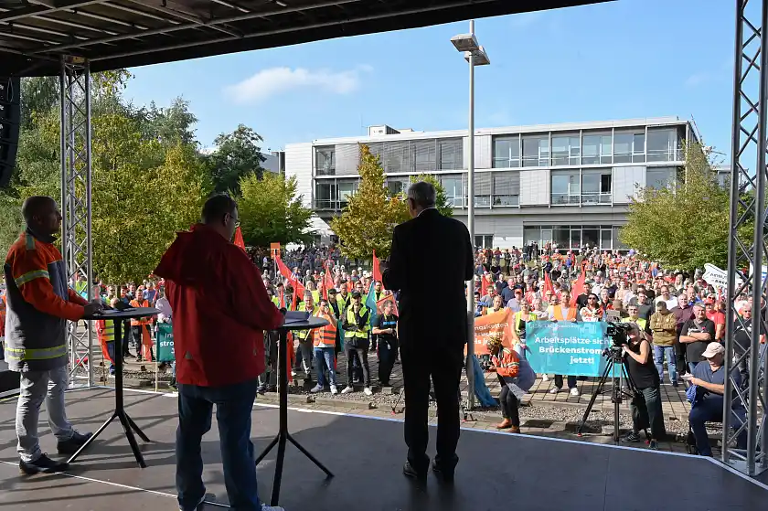 Hunderte von Mitarbeiterinnen und Mitarbeitern der Stahlwerke sind dem Aufruf zur Kundgebung gefolgt. Foto: Senatspressestelle