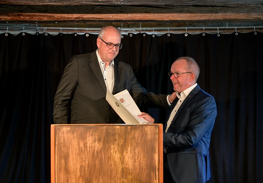 Bürgermeister Andreas Bovenschulte überreicht dem scheidenden Ortsamtsleiter Heiko Dornstedt die Abschiedsurkunde. Foto: Senatspressestelle 