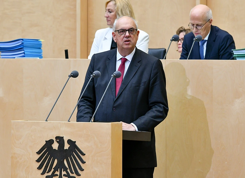Bürgermeister Bovenschulte während seiner Rede zum Entwurf eine Haushaltsfinanzierungsgesetzes. Foto: Bundesrat