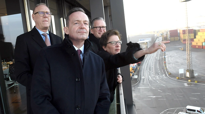 Hafenausblick für den Bundesverkehrsminister: Dr. Claudia Schilling erklärt Dr. Volker Wissing (2. v.l.) den Containerterminal, begleitet wurden die beiden von Frank Dreeke (l.), BLG-Vorstandsvorsitzender und BLG-Vorstand Michael Blach. Foto: SWH