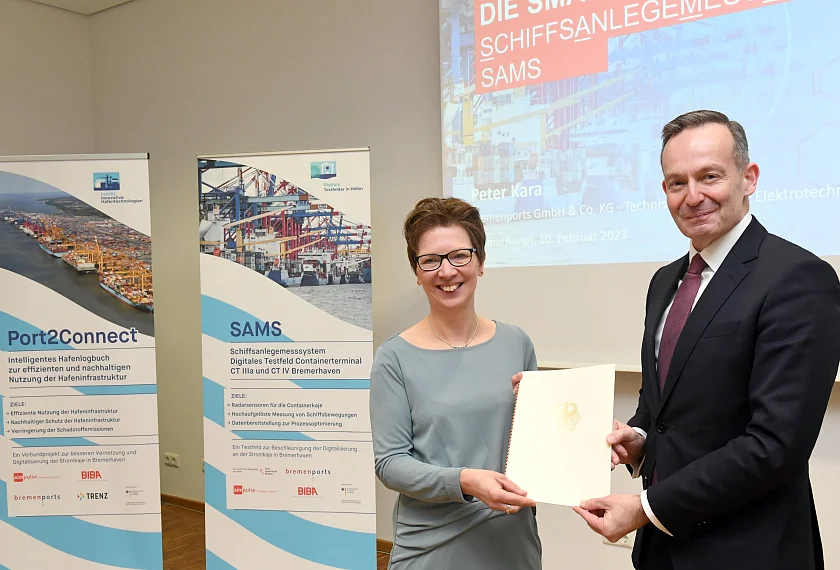Kick-Off für Digitalisierung im Hafen: Bundesverkehrsminister Dr. Volker Wissing überreicht Häfensenatorin Dr. Claudia Schilling den Förderbescheid für das neue Schiffsanlegemesssystem (SAMS). Foto: SWH