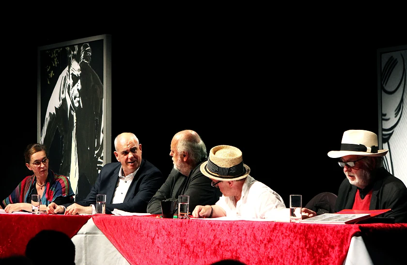 Szenische Lesung beim 25. Bremer Krimi-Festival unter dem Motto KrimiDaDa aus der PanDemokratie: Schauspielerin Kathrin Steinweg, Bürgermeister und Kultursenator Andreas Bovenschulte, Ralf Knapp (künstlerischer Leiter und Geschäftsführer des Kriminaltheaters), Musiker und Schauspieler Manni Laudenbach und Autor Jürgen Alberts (von li. nach re.). Foto: Claudia Hoppens