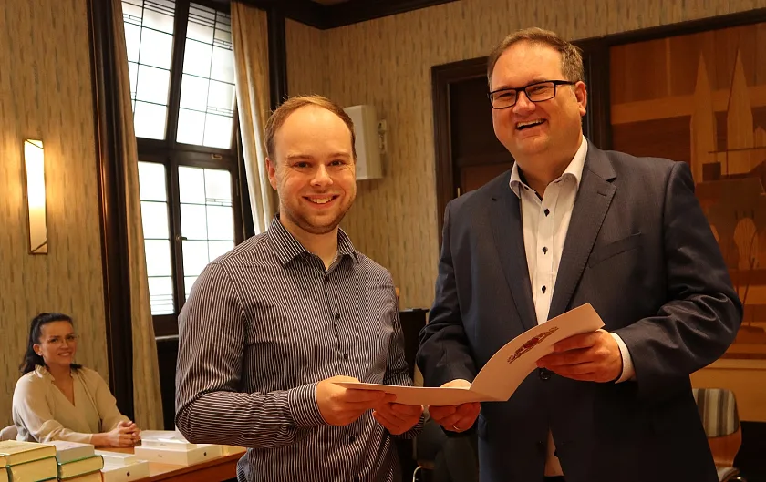 Finanzsenator Björn Fecker mit Jason von Holten (Finanzamt Bremerhaven), der sich durch besonders gute Leistungen in der Praxis ausgezeichnet und erfolgreich für den Aufstieg beworben hat, so dass er nun das duale Studium zum Diplom-Finanzwirt absolvieren kann. Foto: Finanzressort