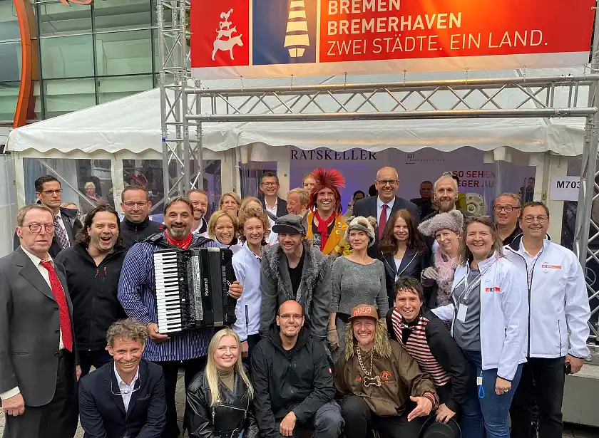 Bürgermeister Andreas Bovenschulte mit dem gesamten Bremen-Team und den Kooperationspartnern von Mercedes-Benz Werk Bremen, Koch & Bergfeld, dem Bremer Stadtmusikantenspiel, Jeannette Luft (Mensch Puppe), Beckss Bremen und Ratskeller Bremen, die Band Certain Souls (alias Bremer Rockmusikanten) sowie Jens aus Bremerhaven. Foto: Senatspressestelle