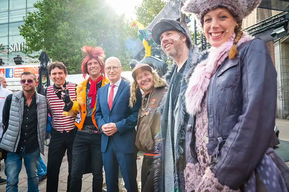 Auch Hamburgs Erster Bürgermeister Peter Tschentscher besuchte die Bremer Stadtmusikanten am Bremen-Stand. Foto: Senatskanzlei Hamburg