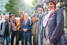 Auch Hamburgs Erster Bürgermeister Peter Tschentscher besuchte die Bremer Stadtmusikanten am Bremen-Stand. Foto: Senatskanzlei Hamburg