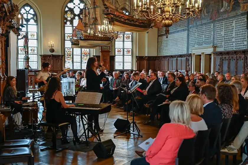 Anlässlich des 100. Geburtstages der Bremer Verwaltungsschule lud Bürgermeister und Finanzsenator Björn Fecker zu einem festlichen Senatsempfang in die Obere Rathaushalle ein. Foto: Senatspressestelle