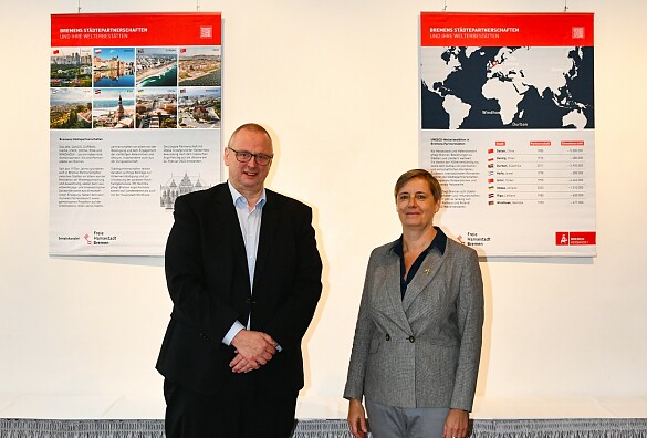Staatsrat Dr. Olaf Joachim mit Botschafterin Alda Vanaga vor den Infotafeln zu Bremischen Städtepartnerschaften. Foto: Landesvertretung Bremen
