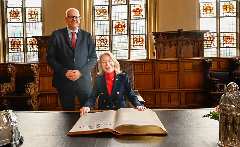 Antrittsbesuch im Rathaus: Bürgermeister Andreas Bovenschulte empfängt die amerikanische Botschafterin Amy Gutmann. Foto: Senatspressestelle