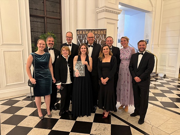 Bürgermeister Bovenschulte (Mitte) mit den mitgereisten Mitgliedern der Deutschen Kammerphilharmonie Bremen nach der Preisverleihung in London. Foto: Senatspressestelle