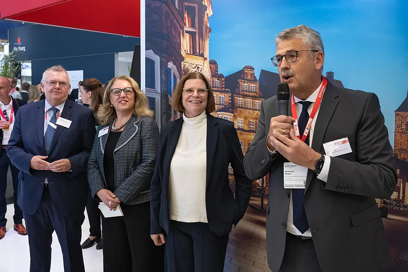 Bei der Eröffnung des Gemeinschaftsstandes des Landes Bremen auf der Expo Real in München (von links): Bremerhavens Bürgermeister Torsten Neuhoff, Özlem Ünsal (Senatorin für Bau, Mobilität und Stadtentwicklung), Kristina Vogt (Senatorin für Wirtschaft, Häfen und Transformation) und Andreas Heyer (Vorsitzender der Geschäftsführung der WFB Wirtschaftsförderung Bremen GmbH). , bei der Eröffnung des Gemeinschaftsstandes des Landes Bremen auf der Expo Real 2023. Foto: WFB/Jan Rathke