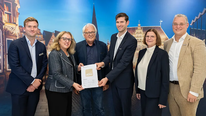 Verleihung des DGNB-Vorzertifikats in Gold an das Tabakquartier (von links): Julian Linnenmann (Geschäftsführer Justus Grosse GmbH), Senatorin Özlem Ünsal, Prof. Alexander Rudolphi (Präsidiumsmitglied der DGNB), Marcel Linnemann (Geschäftsführer Justus Grosse GmbH), Senatorin Kristina Vogt und Thomas Kraubitz, Auditor Büro Happold bei der Preisvergabe. Foto: WFB/Jan Rathke