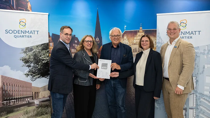 Verleihung des DGNB-Vorzertifikats in Platin an das Sodenmattquartier: Andreas Schürmann (Geschäftsführer Projektgesellschaft Sodenmatt mbH), Senatorin Özlem Ünsal, Prof. Alexander Rudolphi (Präsidiumsmitglied der DGNB), Marcel Linnemann (Geschäftsführer Justus Grosse GmbH), Senatorin Kristina Vogt und Thomas Kraubitz, Auditor Büro Happold bei der Preisvergabe. Foto: WFB/Jan Rathke