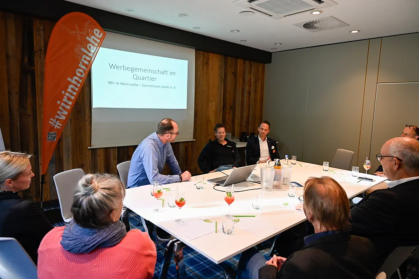 Welche Pläne und Ziele die neue Werbegemeinschaft Wir in Horn-Lehe verfolgen, haben Vertreterinnen und Vertreter des Vereins Bürgermeister Bovenschulte erzählt. Foto Senatspressestelle