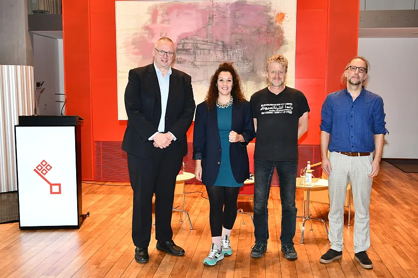 Staatsrat Dr. Olaf Joachim begrüßt die Stipendiatin Donka Dimova und den Stipendianten Jörg Isermeyer zusammmen mit Jens Laloire vom Bremer Literaturkontor (von links). Foto: Landesvertretung Bremen