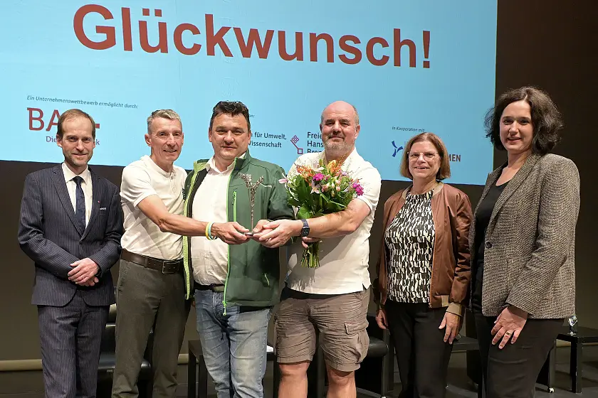 Die HY.City.Bremerhaven Gmbh & Co. KG erhielt den Bremer Umweltpreis 2023 (von links): Ralf Stapp (BAB - Die Förderbank), Andreas Wellbrock (Geschäftsführer  HY.City.Bremerhaven GmbH & Co. KG), André Kiwitz und Horst Mangels (Gesellschafter HY.City.Bremerhaven), Kristina Vogt (Senatorin für Wirtschaft, Häfen und Transformation) und Kathrin Moosdorf (Senatorin für Umwelt, Klima und Wissenschaft). Foto: BAB