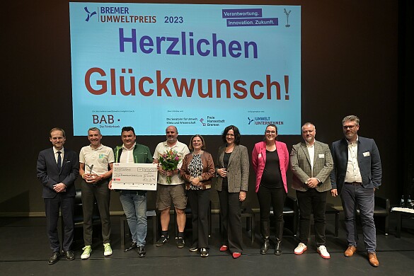 Gruppenbild aller Nominierten: Neben HY.City.Bremerhaven waren auch die Enginius GmbH und die Uwe Röhrs GmbH in die Endrunde gekommen. Foto: BAB