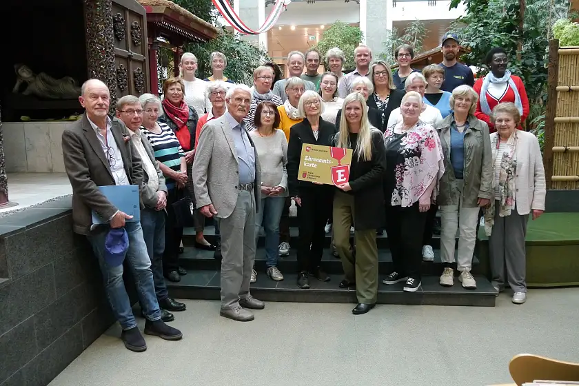 Sozialstaatsrätin Kirsten Kreuzer (mit Ehrenamtskarte) würdigt im Übersee-Museum das freiwillige Engagement in Bremen und überreicht 34 Ehrenamtskarten stellvertretend für 162 Antragstellerinnen und Antragsteller.  Foto: Sozialressort