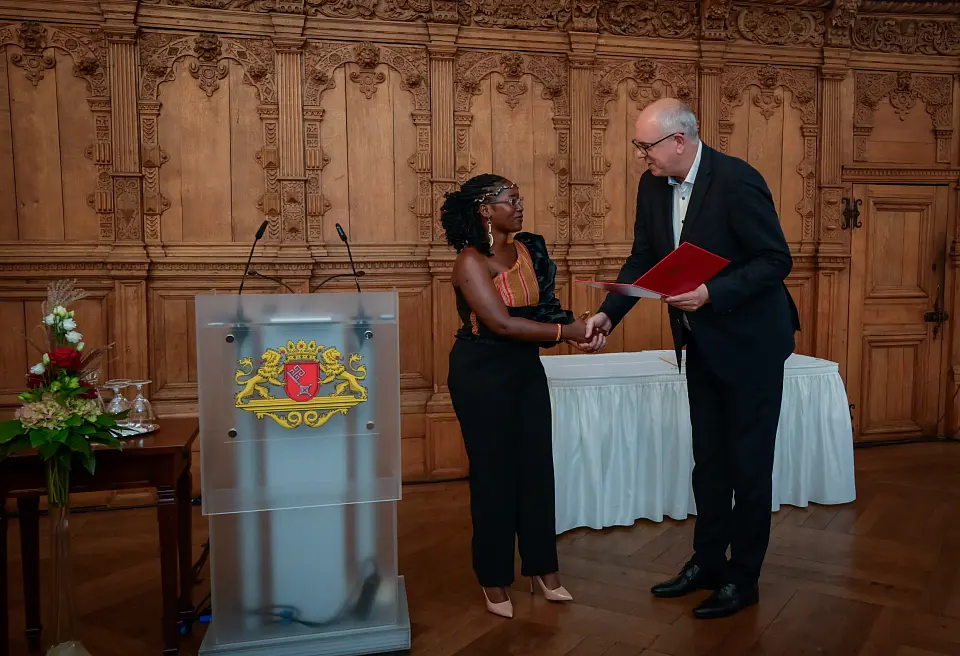Bürgermeister Andreas Bovenschulte gratuliert der 18. Bremer Solidaritätspreisträgerin: Hamira Kobusingye, Klimaaktivistin aus Unganda. Foto: Senatspressestelle