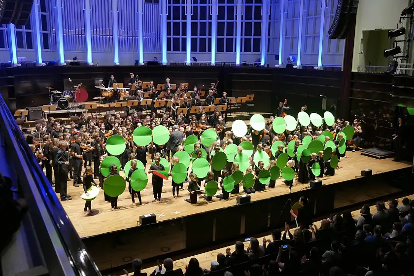 Zur Jubiläumsfeier kamen in der Glocke die verschiedenen Bereiche der Musikschule zum Einsatz: der Elementar-Musikunterricht, klassische Instrumente und auch Rock & Pop, Fotos: Ulrike Bergmann/Musikschule
