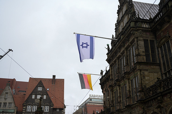 Am Rathaus weht als Zeichen der Verbundenheit die israelische Flagge. Foto: Senatspressestelle
