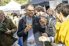 Staatsrat Jan Fries im Gespräch mit Besucherinnen und Besuchern des Festes. Foto: Umweltressort/Michael Ihle