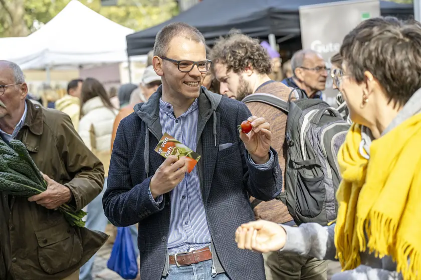 Staatsrat Jan Fries im Gespräch mit Besucherinnen und Besuchern des Festes. Foto: Umweltressort/Michael Ihle